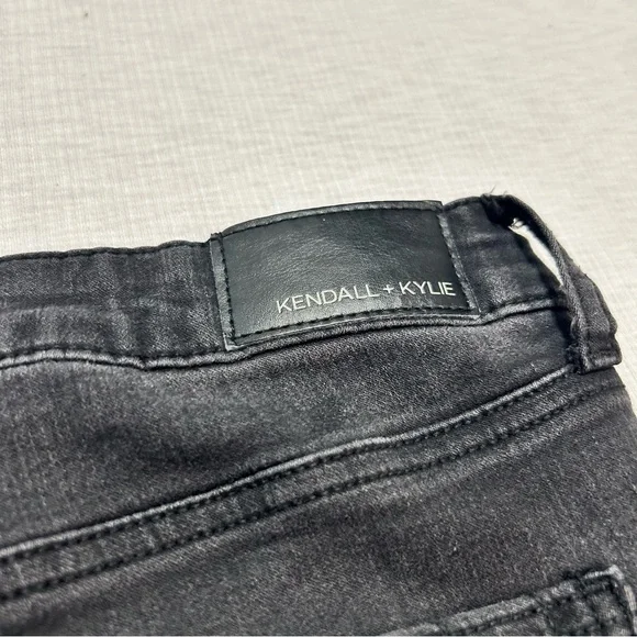 Kendall + Kylie Shorts The Bu Short 9/29 Women's Shorts Black Stretch Bermuda - Picture 4 of 6